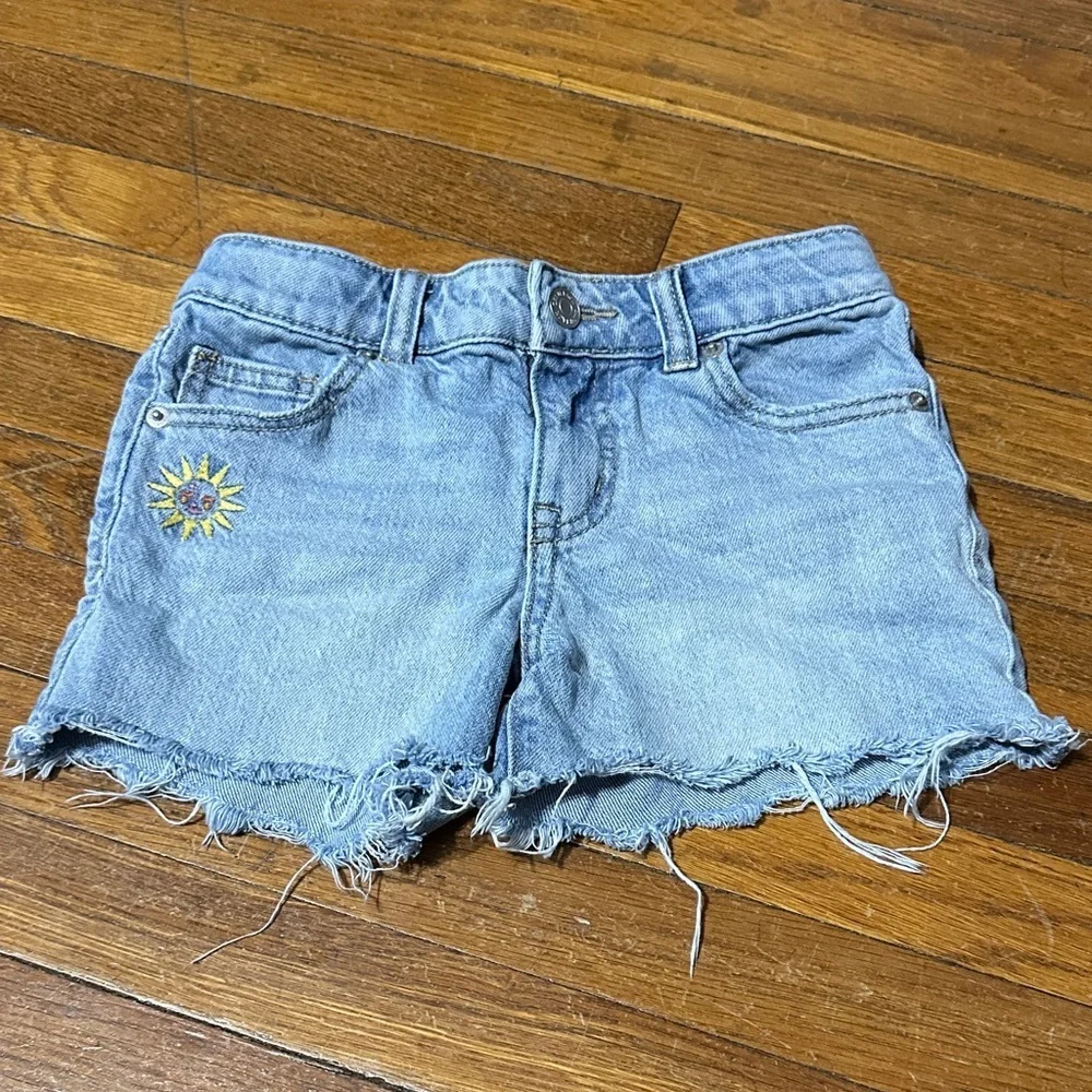 Cat & Jack Girl’s Sun Embroidered Cutoff Style Shorts, Sz Small (6/7)